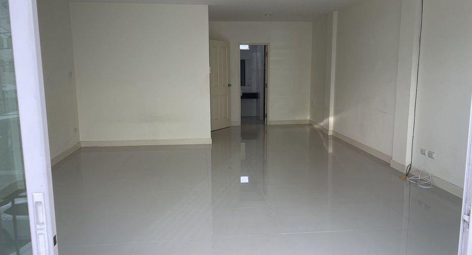For rent 3 bedrooms townhouse in Min Buri, Bangkok