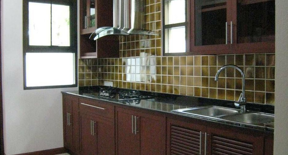 For rent 4 bedrooms villa in Huai Khwang, Bangkok