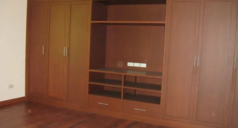 For rent 4 bedrooms villa in Huai Khwang, Bangkok