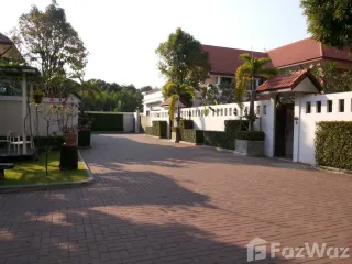 For rent 4 ベッドルーム villa in Huai Khwang, Bangkok