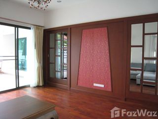 For rent 4 bedrooms villa in Huai Khwang, Bangkok