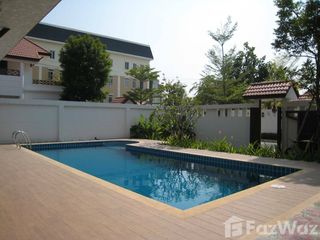 For rent 4 ベッドルーム villa in Huai Khwang, Bangkok