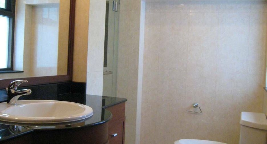 For rent 4 bedrooms villa in Huai Khwang, Bangkok