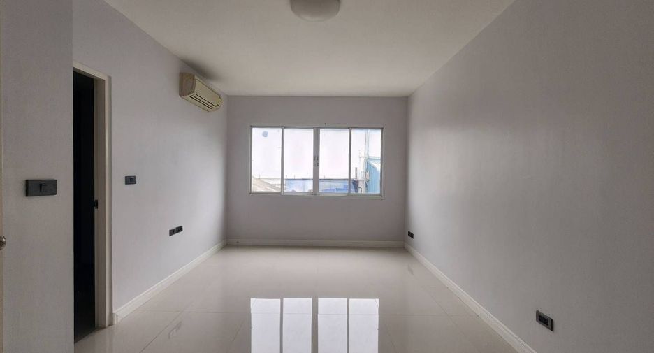 For rent 3 bedrooms townhouse in Bang Khen, Bangkok
