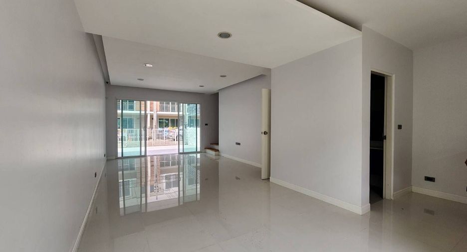 Casa adosada en alquiler de 3 habitaciones en Bang Khen, Bangkok