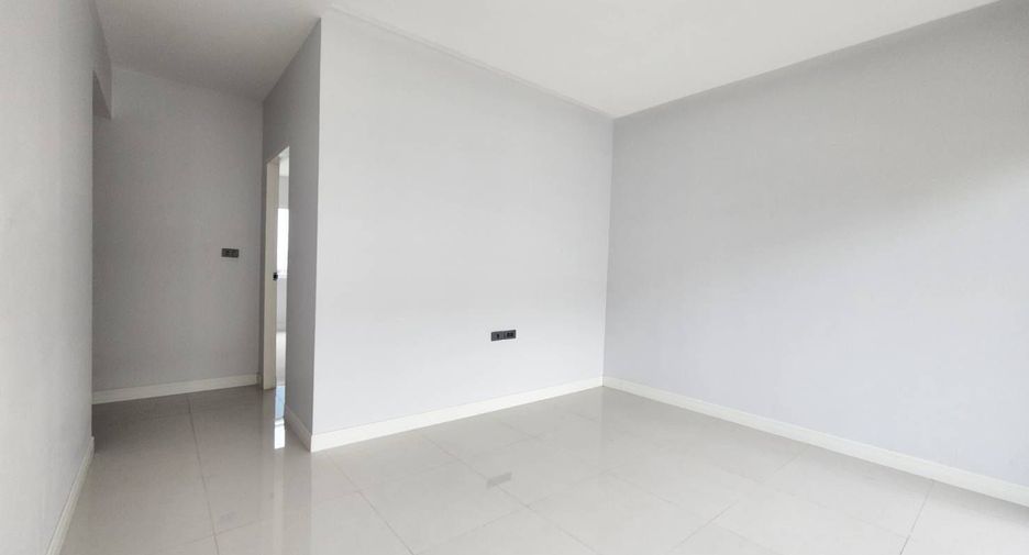 Casa adosada en alquiler de 3 habitaciones en Bang Khen, Bangkok
