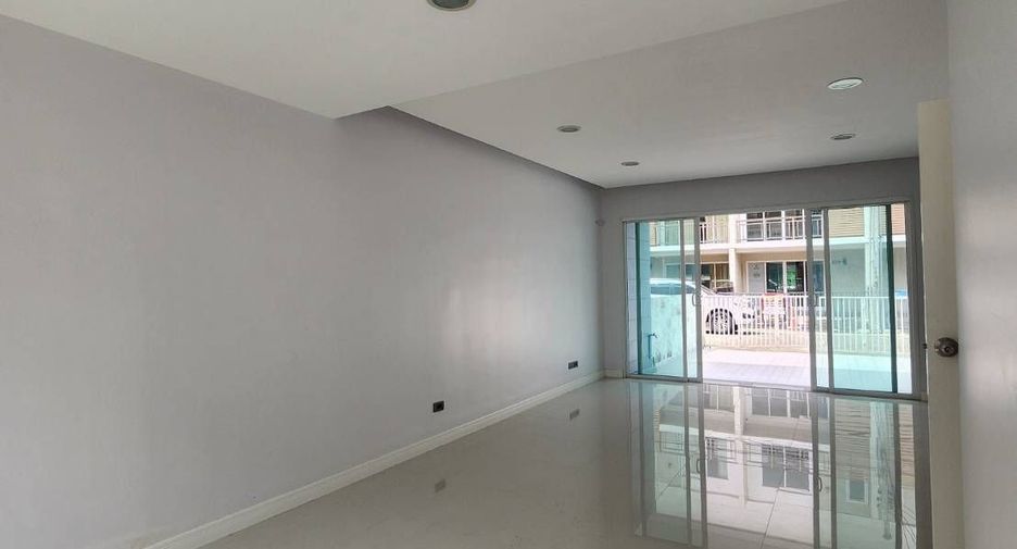 For rent 3 bedrooms townhouse in Bang Khen, Bangkok