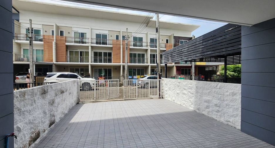 For rent 3 bedrooms townhouse in Bang Khen, Bangkok