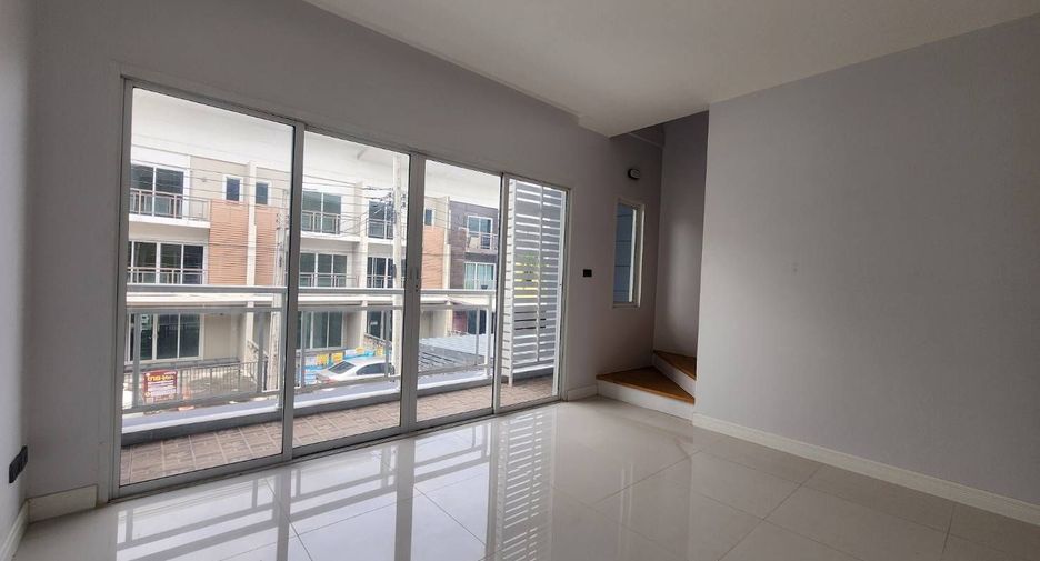 For rent 3 bedrooms townhouse in Bang Khen, Bangkok