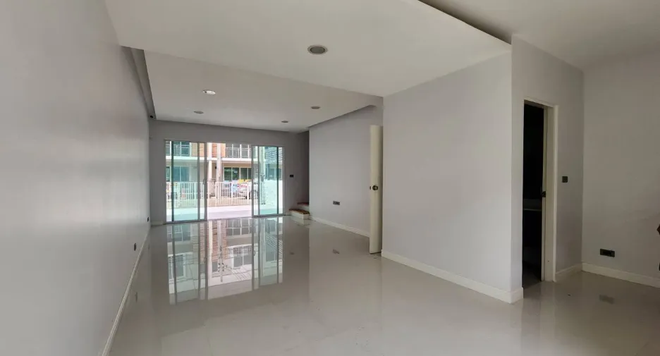 For rent 3 bedrooms townhouse in Bang Khen, Bangkok