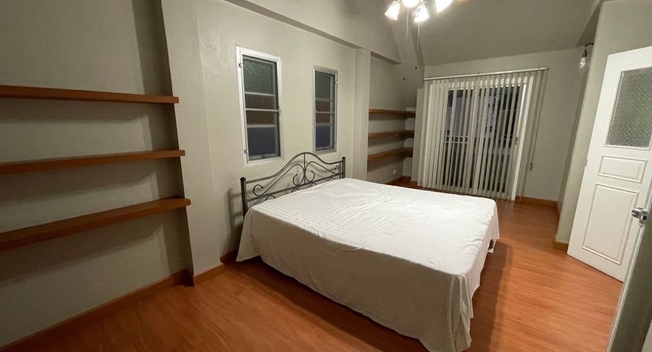 For rent 5 bedrooms house in Khlong Toei, Bangkok