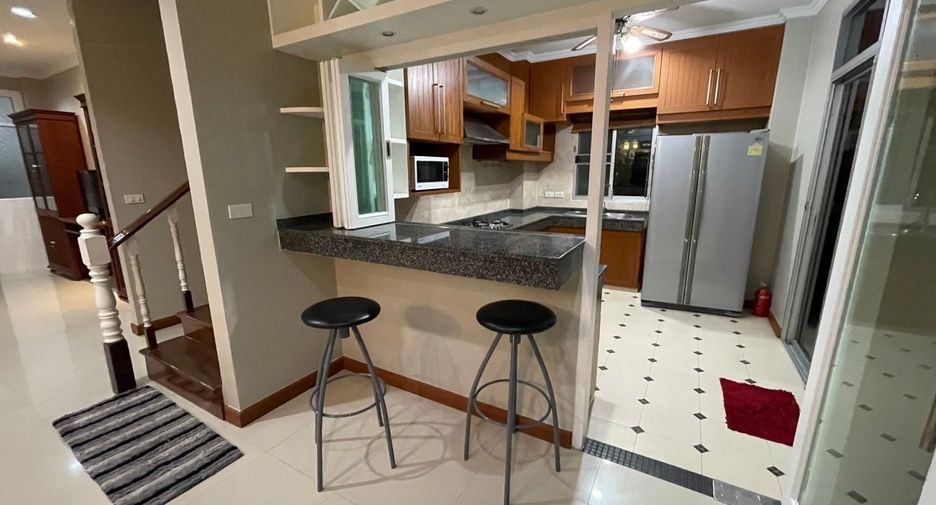For rent 5 bedrooms house in Khlong Toei, Bangkok