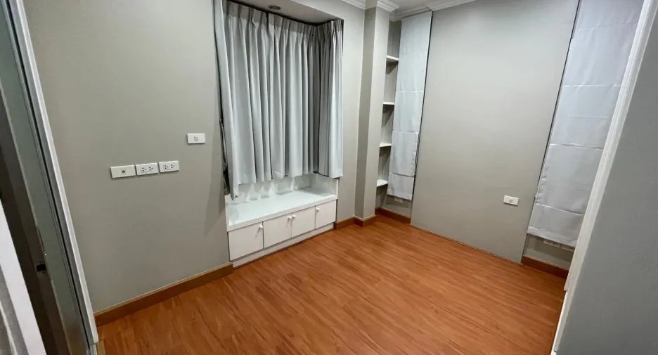 For rent 5 bedrooms house in Khlong Toei, Bangkok