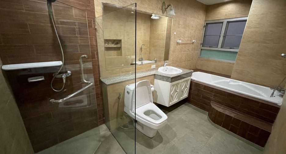 For rent 5 bedrooms house in Khlong Toei, Bangkok