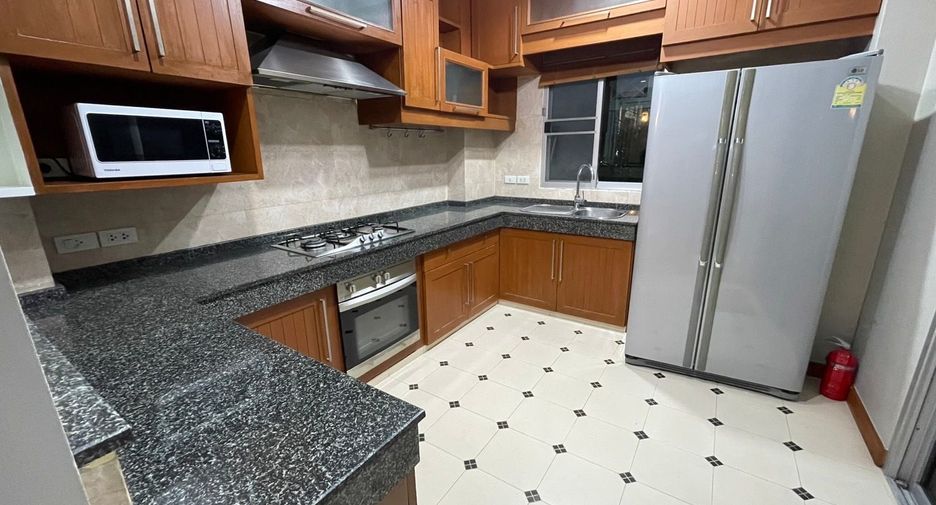 For rent 5 bedrooms house in Khlong Toei, Bangkok
