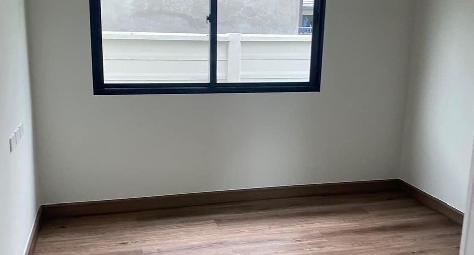 For rent 4 bedrooms house in Khlong Sam Wa, Bangkok