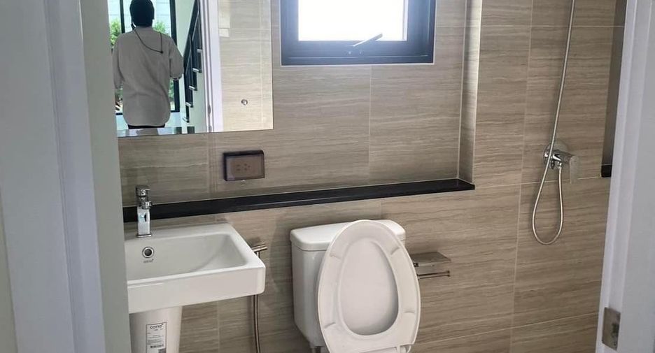 À louer 4 chambres maison à Khlong Sam Wa, Bangkok