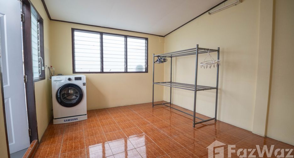 For rent 5 bedrooms townhouse in Watthana, Bangkok