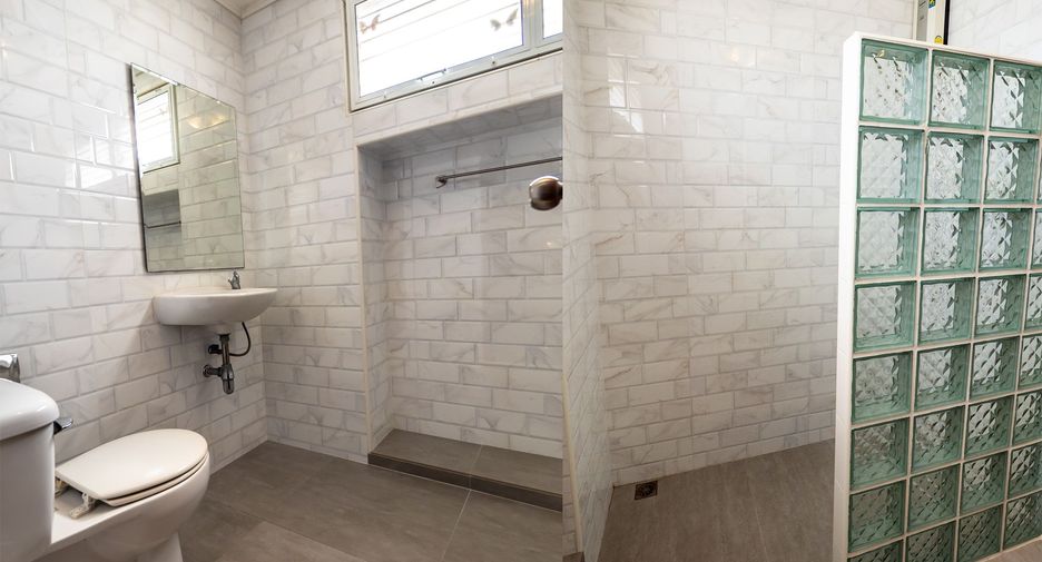 For rent 5 bedrooms townhouse in Watthana, Bangkok