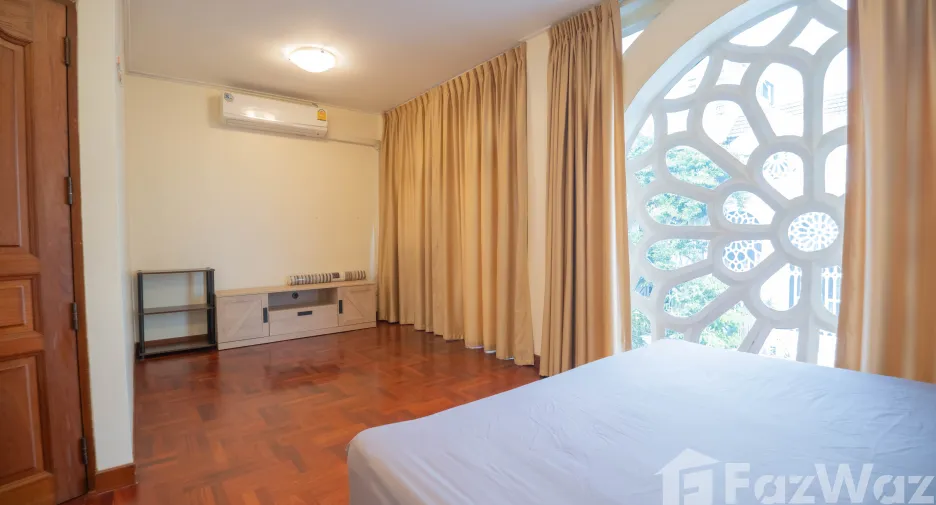 For rent 5 bedrooms townhouse in Watthana, Bangkok