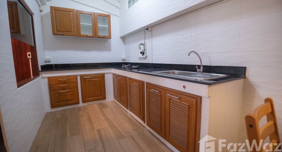 For rent 5 bedrooms townhouse in Watthana, Bangkok