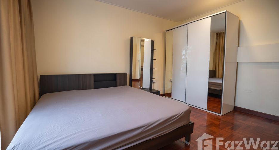 For rent 5 bedrooms townhouse in Watthana, Bangkok