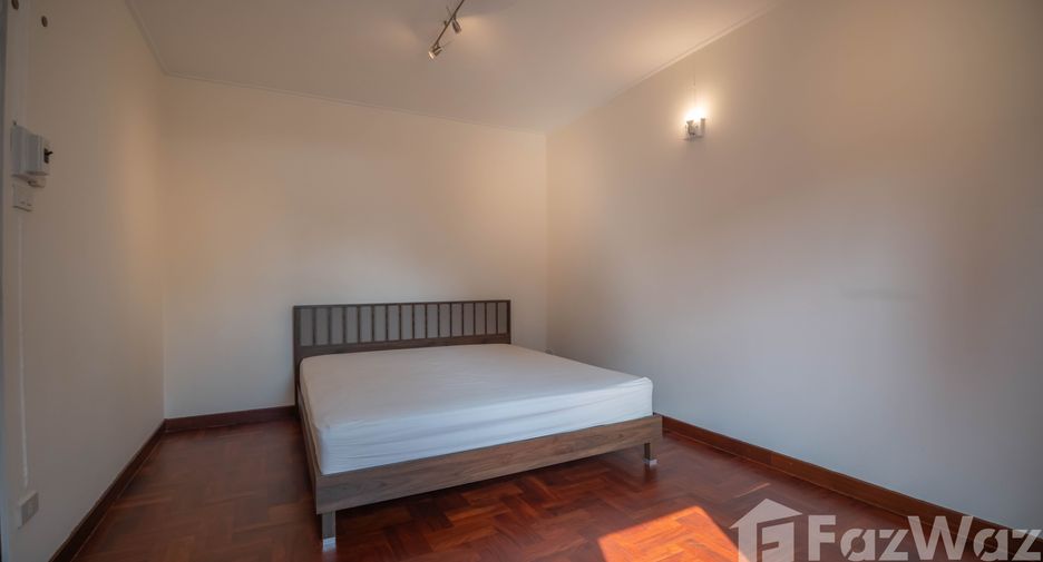 For rent 5 bedrooms townhouse in Watthana, Bangkok
