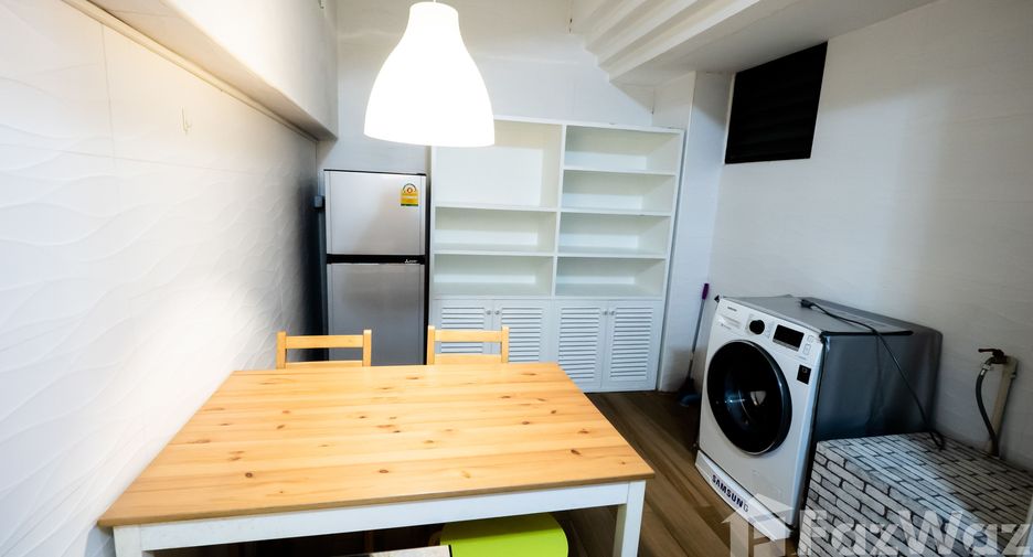 For rent 5 bedrooms townhouse in Watthana, Bangkok