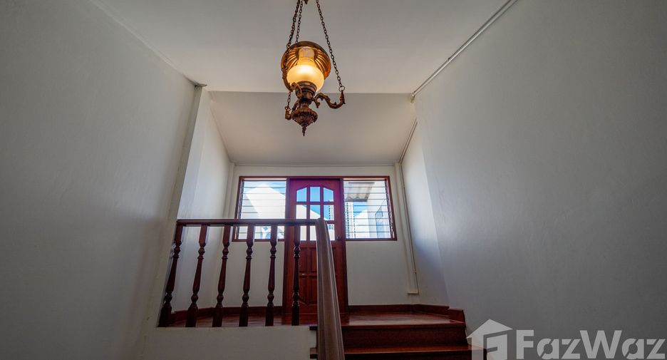 For rent 5 bedrooms townhouse in Watthana, Bangkok