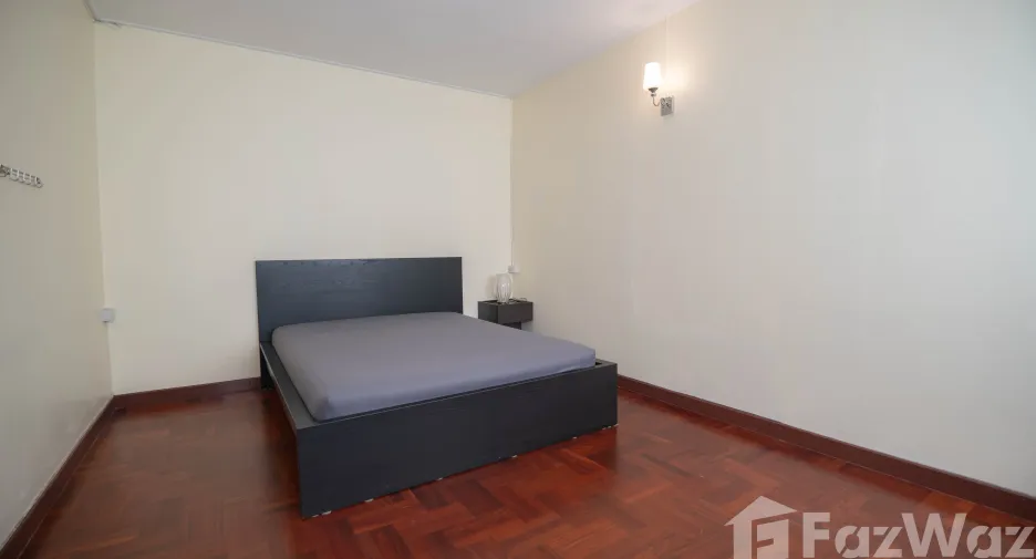 For rent 5 bedrooms townhouse in Watthana, Bangkok