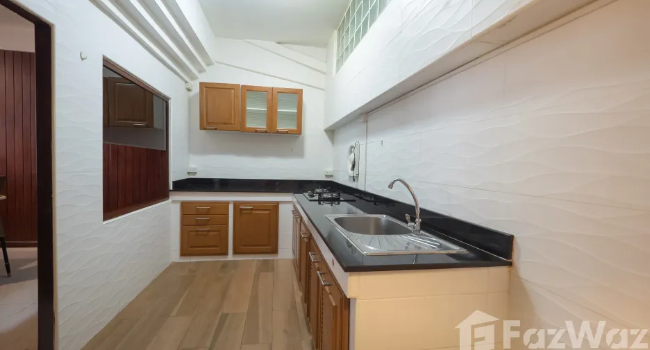 For rent 5 bedrooms townhouse in Watthana, Bangkok