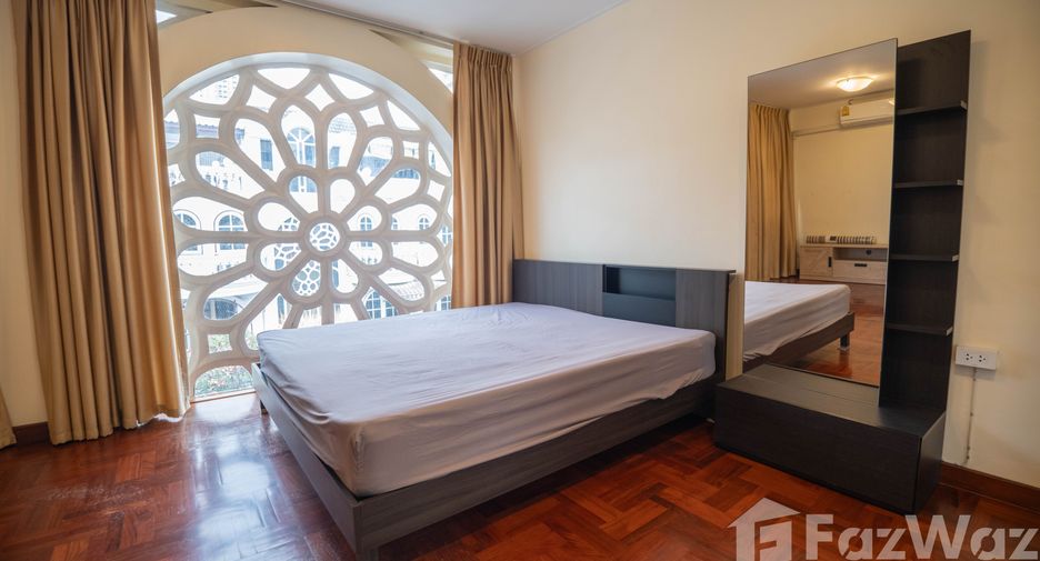 For rent 5 bedrooms townhouse in Watthana, Bangkok