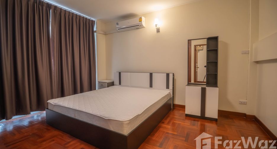 For rent 5 bedrooms townhouse in Watthana, Bangkok