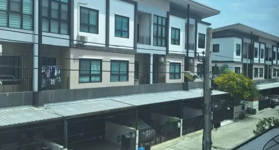 For rent 3 bedrooms townhouse in Mueang Samut Prakan, Samut Prakan