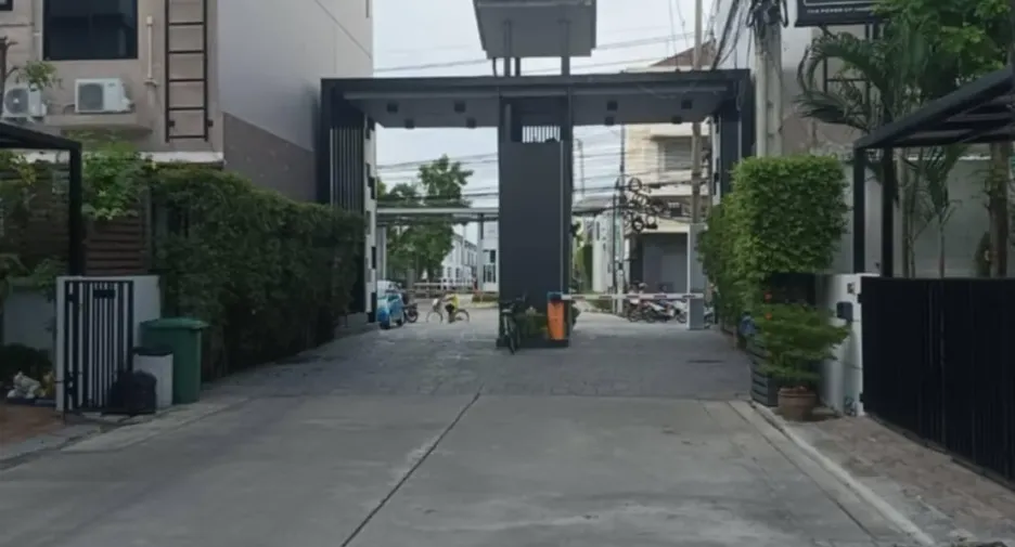 For rent 3 bedrooms townhouse in Mueang Samut Prakan, Samut Prakan
