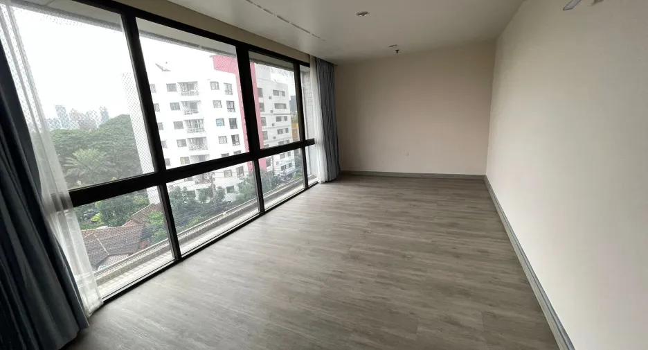 For rent 3 bedrooms condo in Pathum Wan, Bangkok