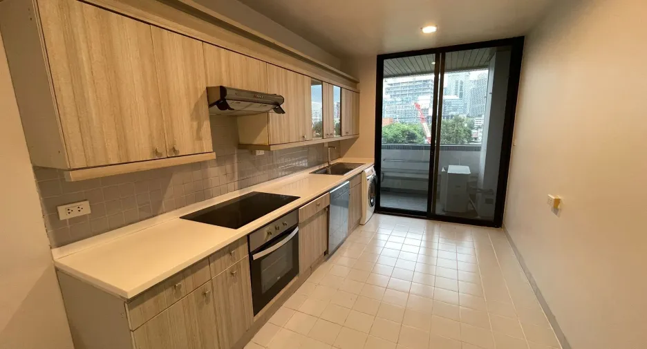 For rent 3 bedrooms condo in Pathum Wan, Bangkok