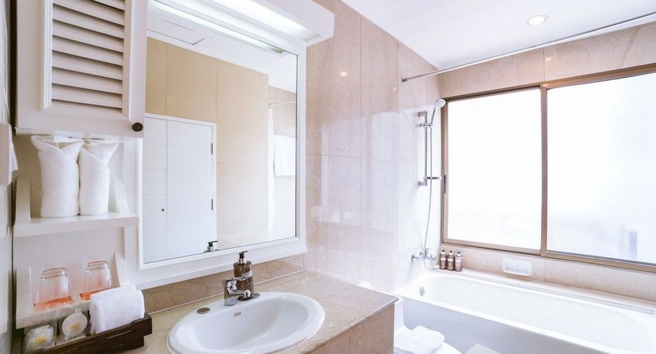 For rent 3 bedrooms condo in Sathon, Bangkok