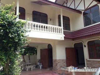 Haus zur Miete mit 4 Zimmer in Phra Khanong, Bangkok