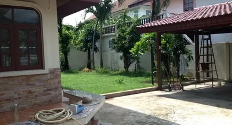 For rent 4 bedrooms house in Phra Khanong, Bangkok