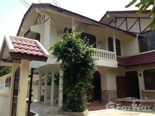 For rent 4 bedrooms house in Phra Khanong, Bangkok