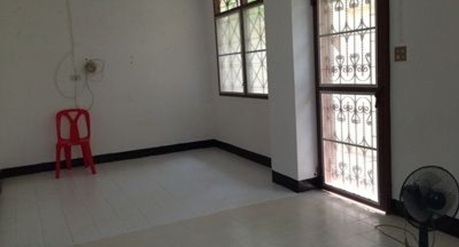 For rent 4 bedrooms house in Phra Khanong, Bangkok