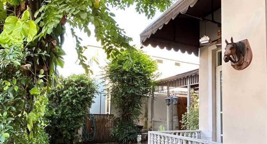 For rent 4 bedrooms house in Bang Kapi, Bangkok