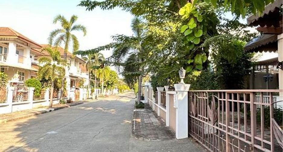 For rent 4 bedrooms house in Bang Kapi, Bangkok