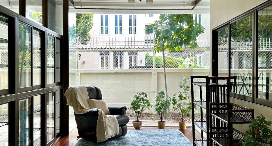 For rent 4 bedrooms house in Phra Khanong, Bangkok