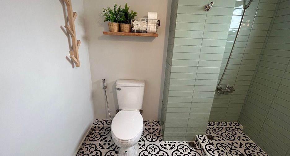 For rent 4 bedrooms house in Phra Khanong, Bangkok