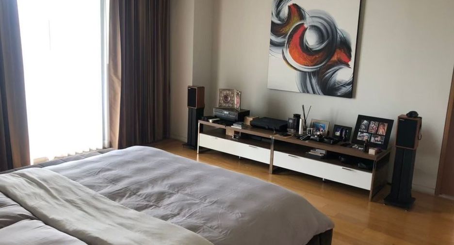 For rent 4 bedrooms condo in Sathon, Bangkok