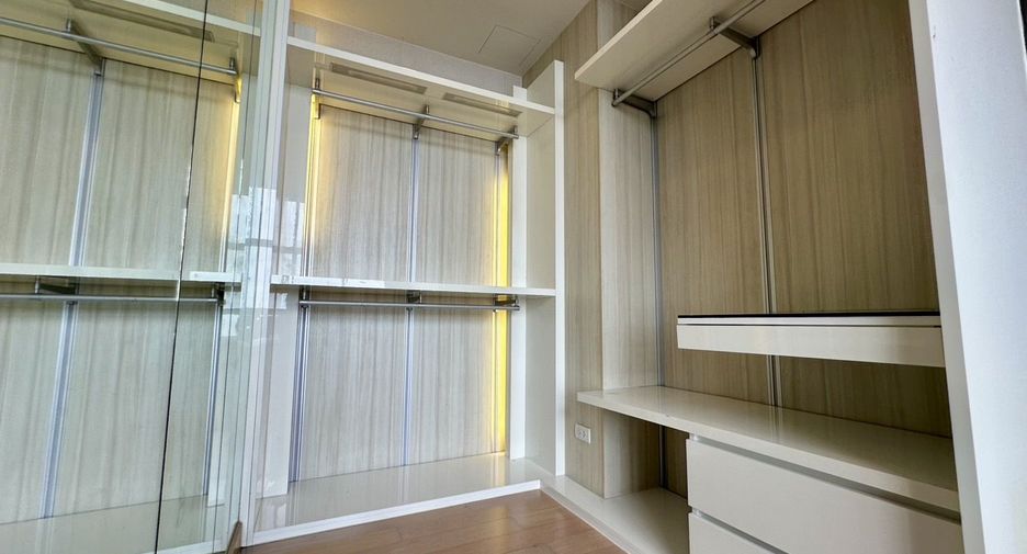 For rent 3 ベッドルーム condo in Khlong San, Bangkok