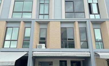 出租 3 卧室 联排别墅 在 Suan Luang, 曼谷