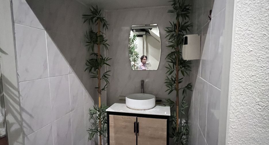 Gewerbefläche zur Miete mit 4 Zimmer in Watthana, Bangkok